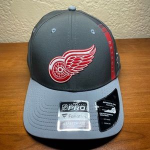 Detroit Red Wings/ PRO fanatics/ medium-large / fitted / new never worn